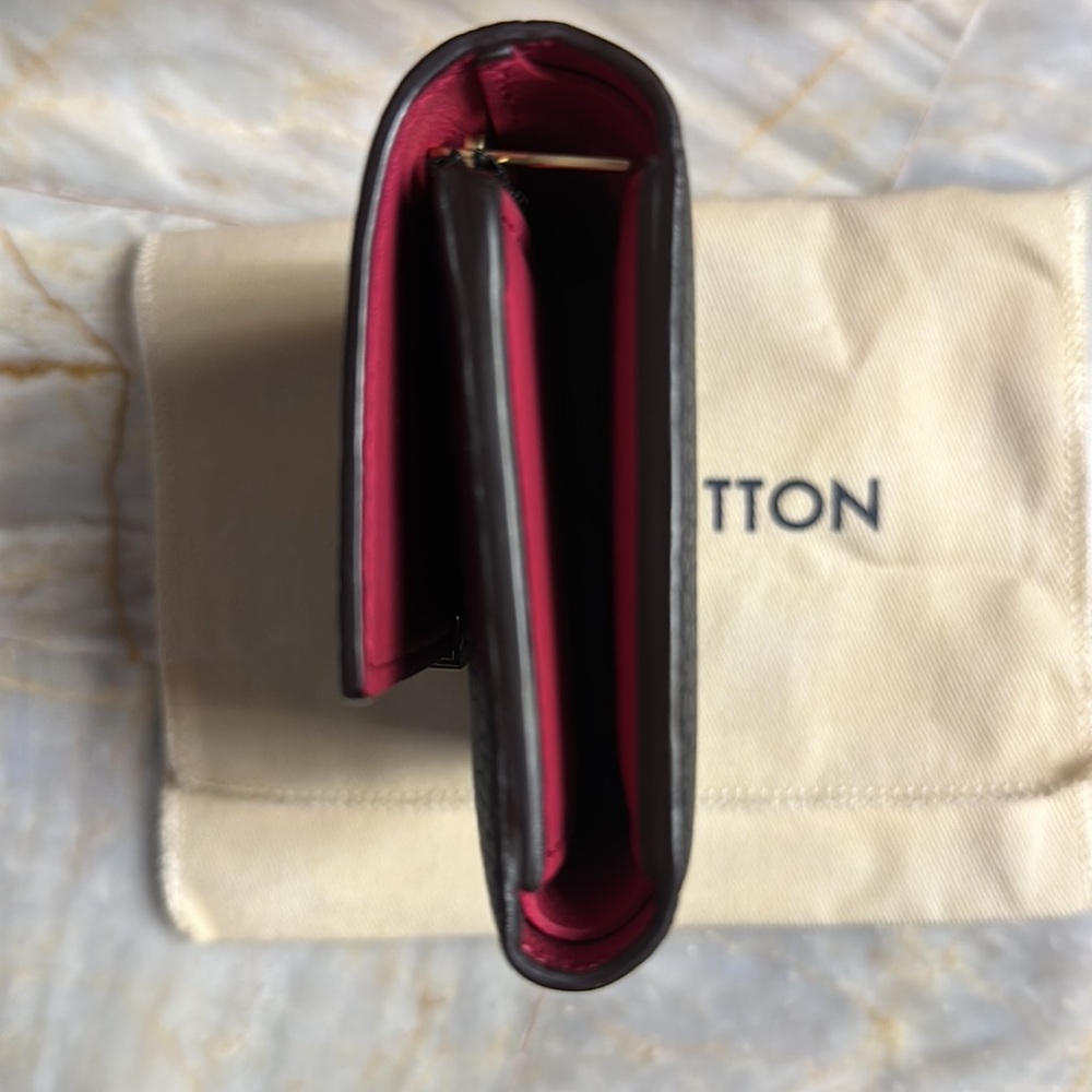 Louis Vuitton
Capucines Compact Wallet - Picture 5 of 10